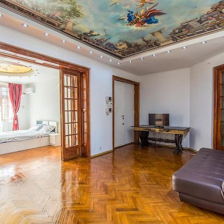 Apartment Faryna Bukares Bagian luar foto